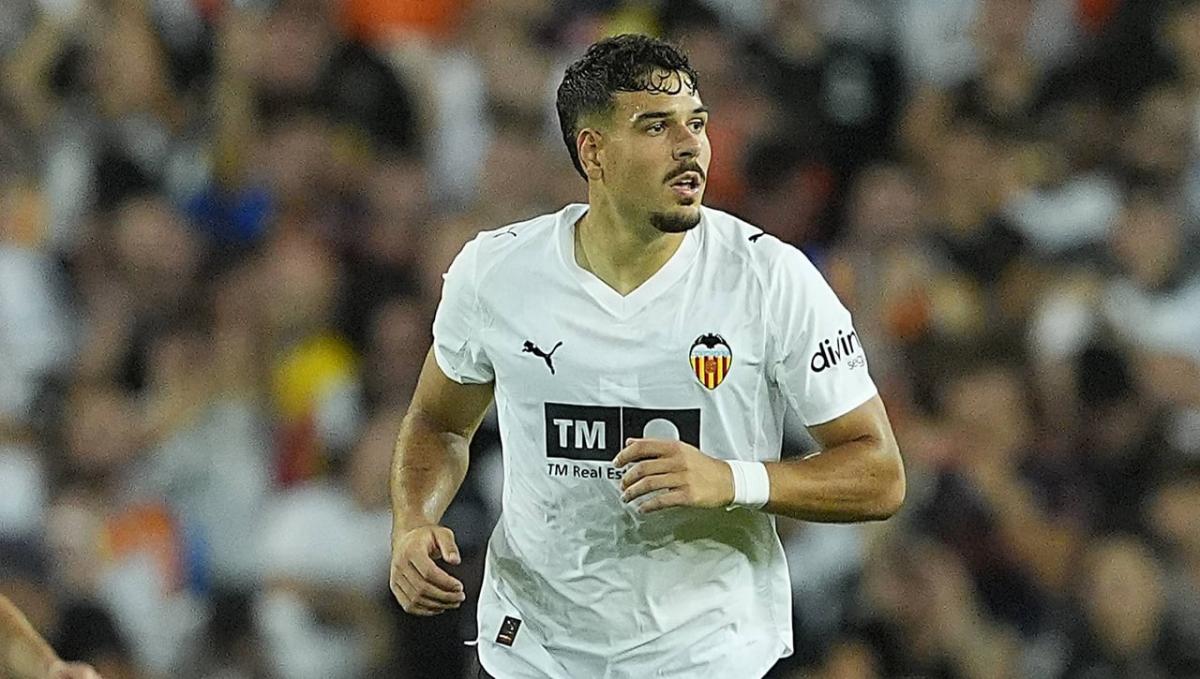 Contratiempos en el Valencia: Ugrinic y Cömert no participan en el entrenamiento previo