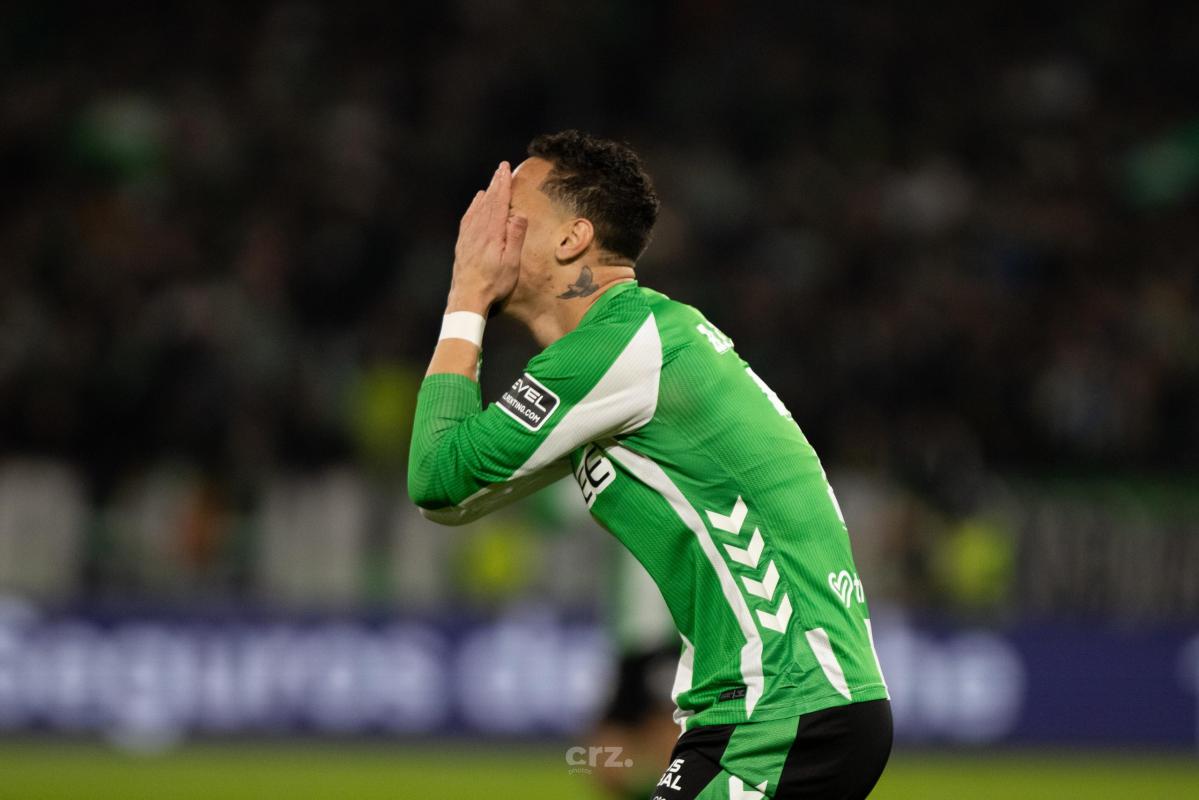 Antony experimenta molestias en el pubis durante el partido del Real Betis