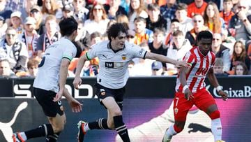 Javi Guerra busca su lugar en el Valencia