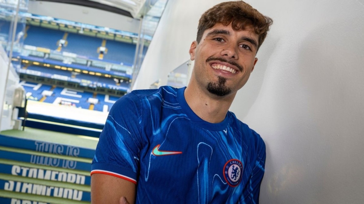 El FC Barcelona sigue de cerca a Pedro Neto para reforzar sus bandas