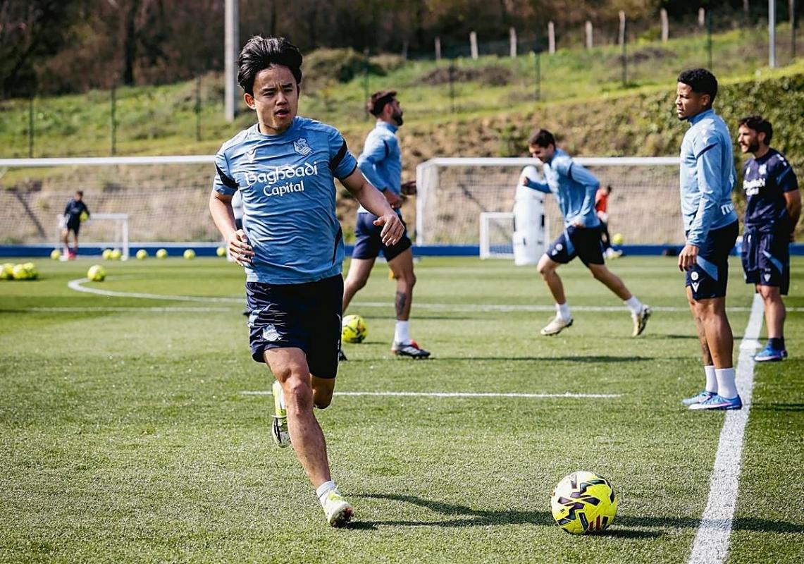 Take Kubo ya entrena con el grupo y apunta a su regreso tras la lesión