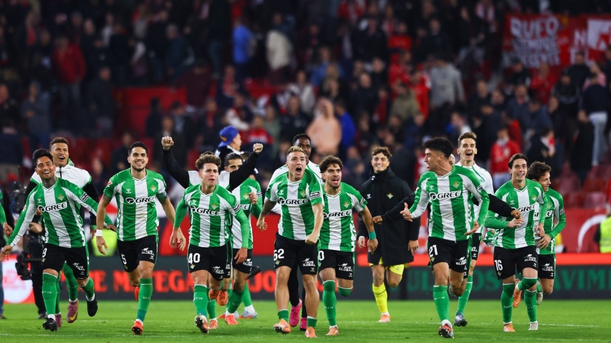 El Real Betis negocia el fichaje de Angeliño para reforzar el lateral izquierdo