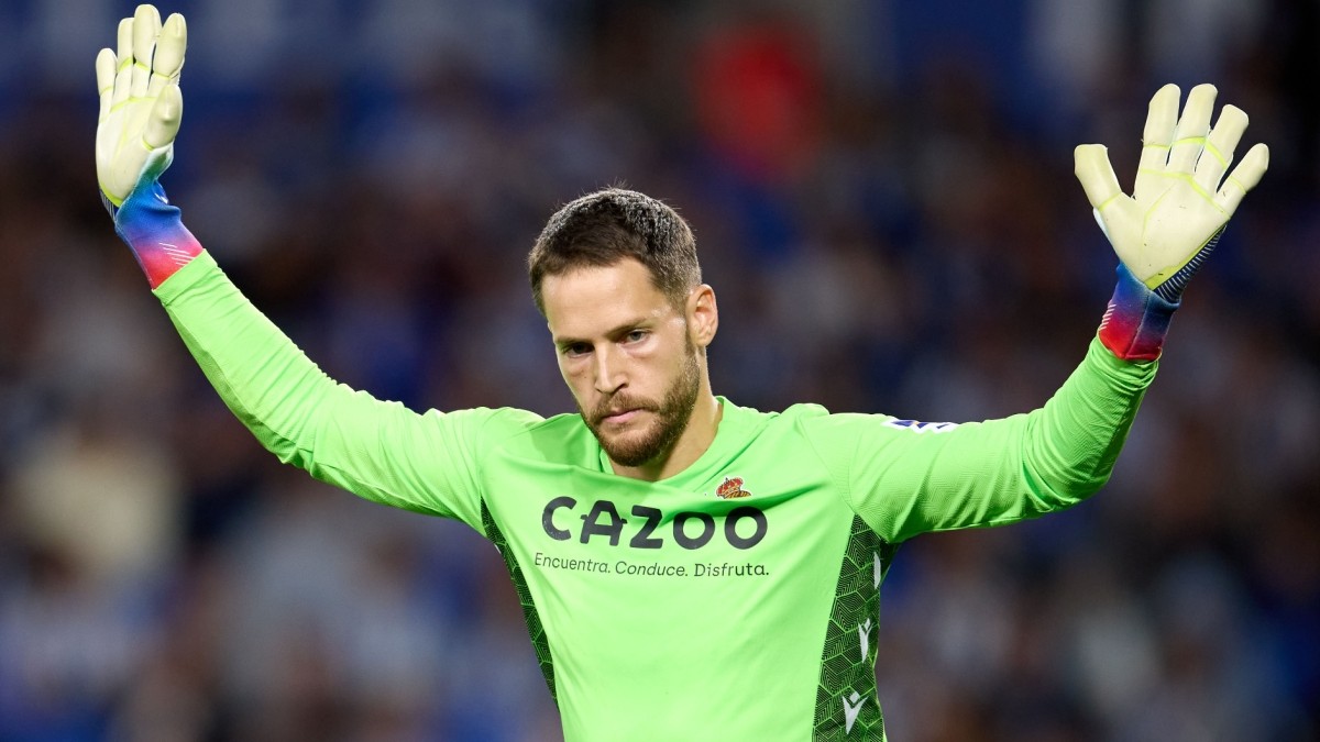 La Real Sociedad valora ofertas por Álex Remiro ante el avance de Unai Marrero