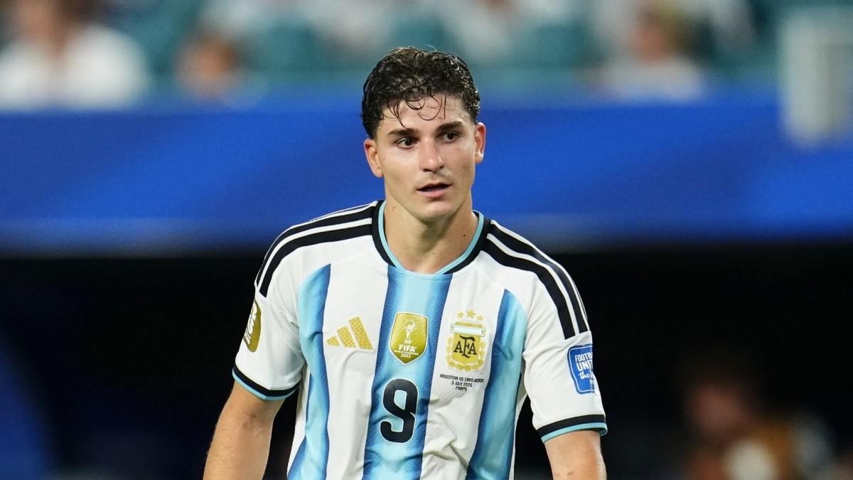 Julián Álvarez, en tensión con el Atlético mientras el Barcelona aguarda