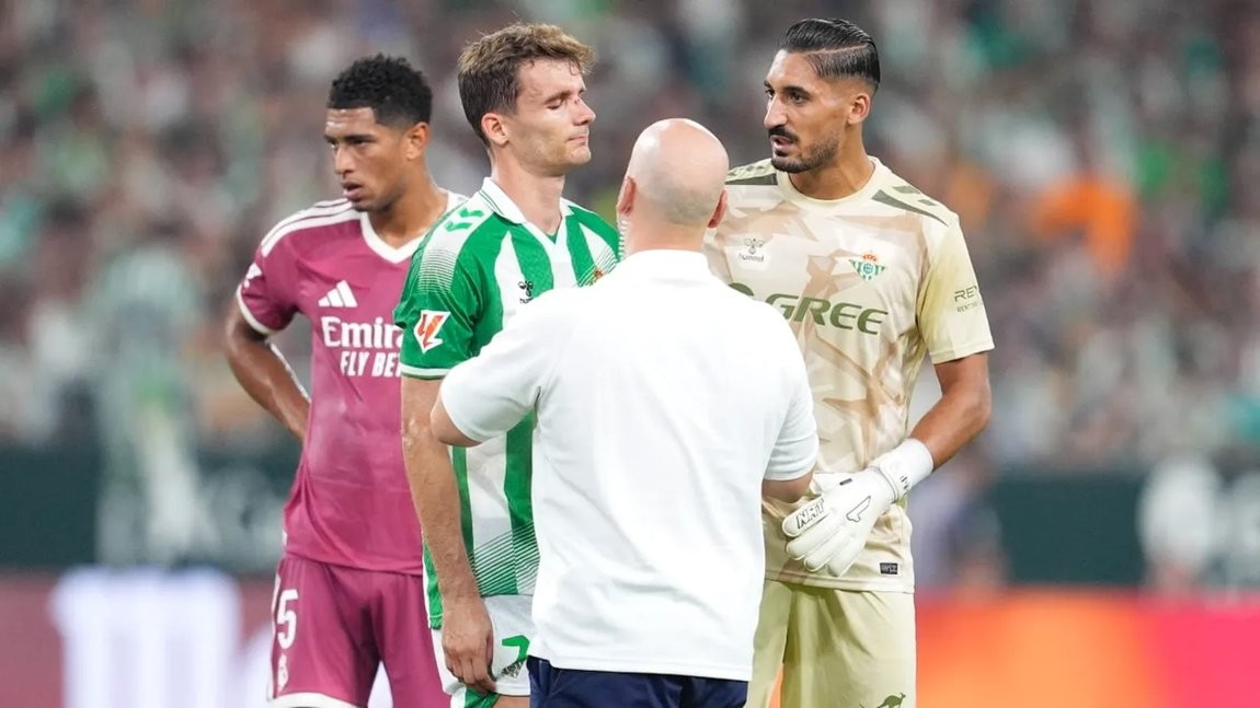 La máscara de Diego Llorente pone en duda su estreno europeo con el Betis