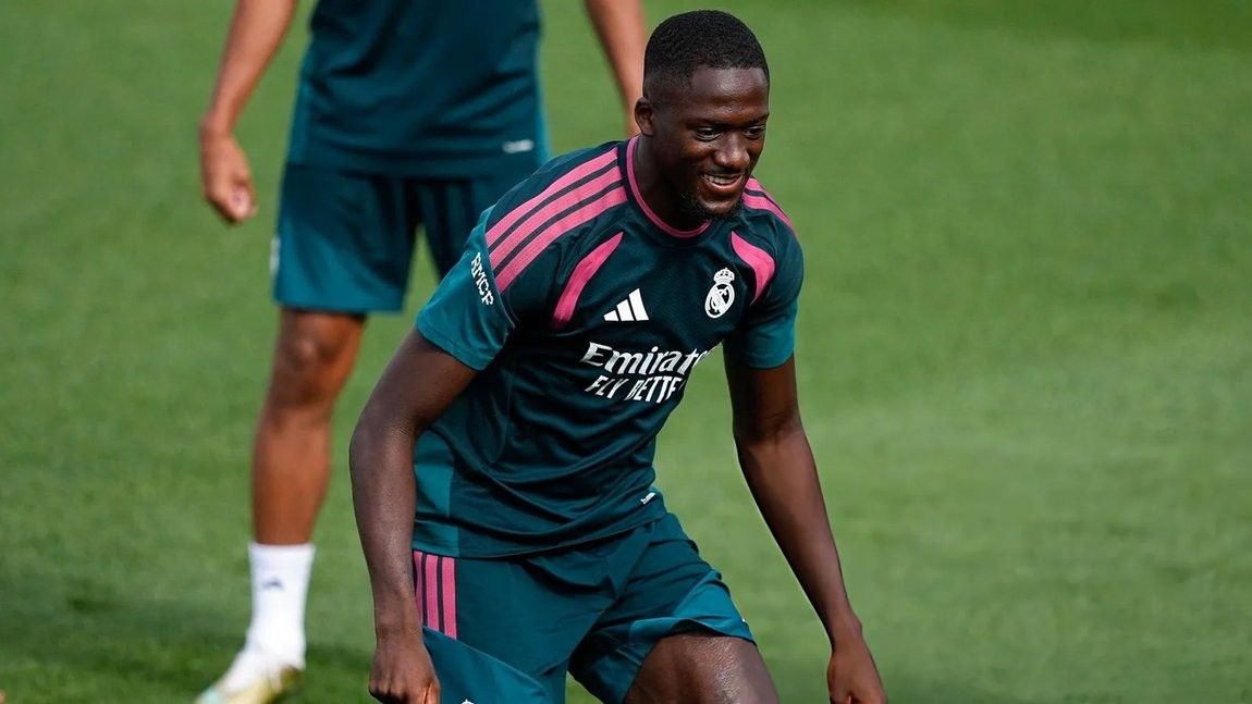 Konaté vuelve a Madrid con un esguince de rodilla: ¿llegará al partido ante el Villarreal?