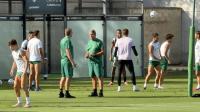 El Betis vuelve al trabajo con Ceballos al margen y novedades sobre Bartra