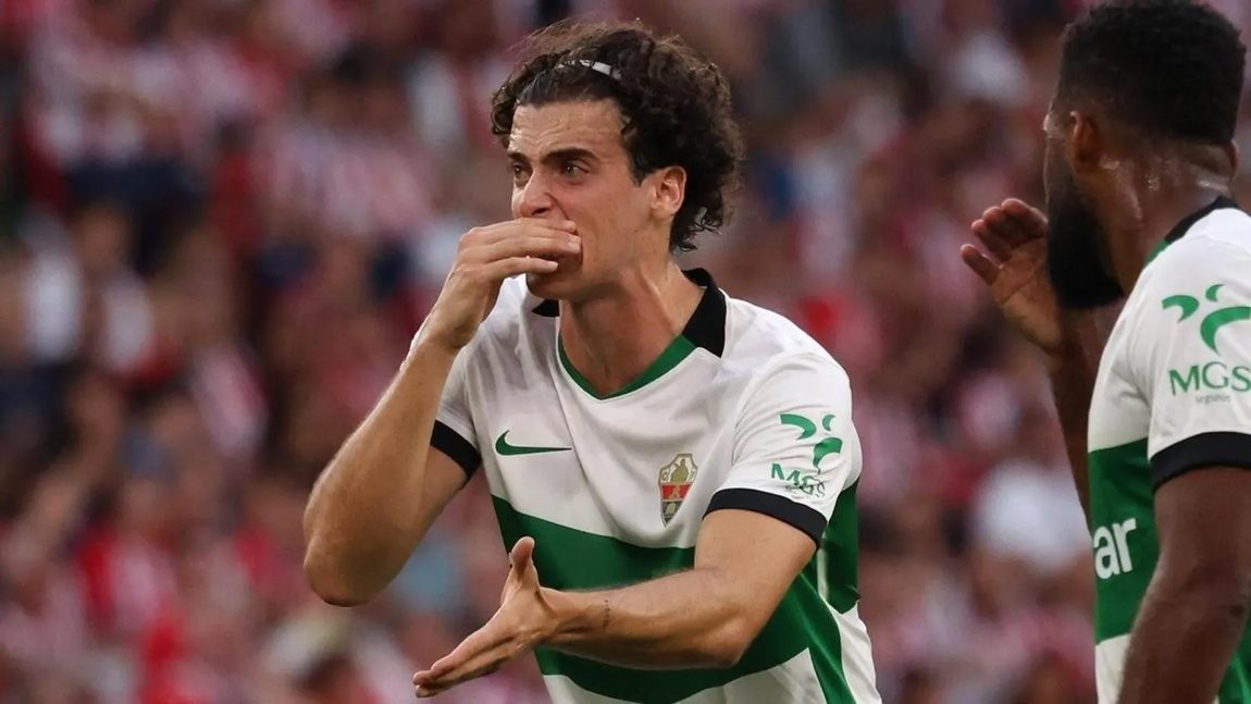 Morcillo gana peso en la defensa del Elche y abre una nueva vía para Anselmi