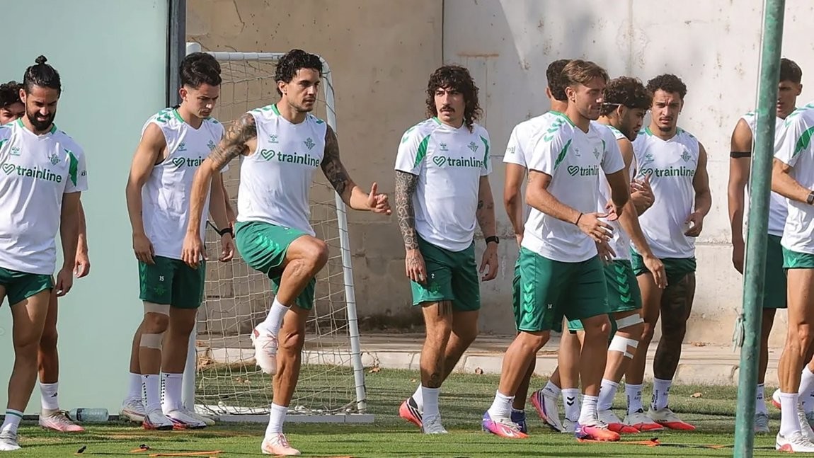 El Betis prepara cambios ante el Barça: varias novedades apuntan al once