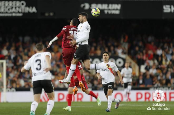 El Valencia CF y el Sevilla se enfrentan en un histórico duelo en Mestalla