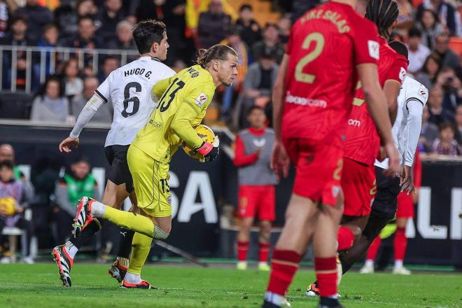 Actuación determinante de Orjan Nyland en el empate del Sevilla FC ante el Valencia CF