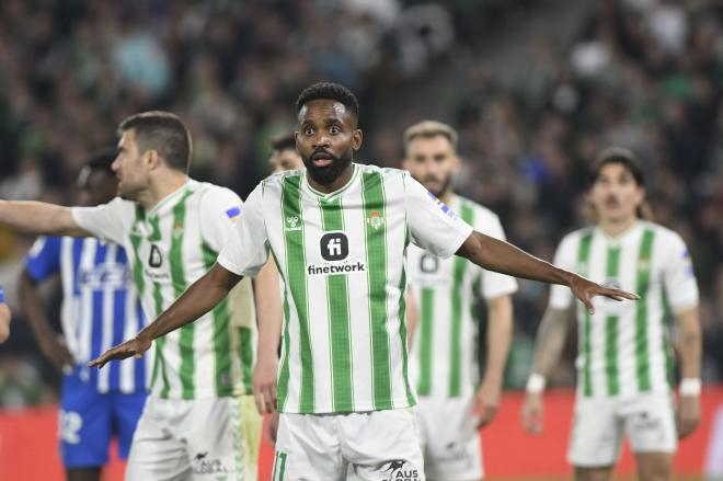 Real Betis convoca a Bakambu para enfrentar al Dinamo de Zagreb en una eliminatoria crucial