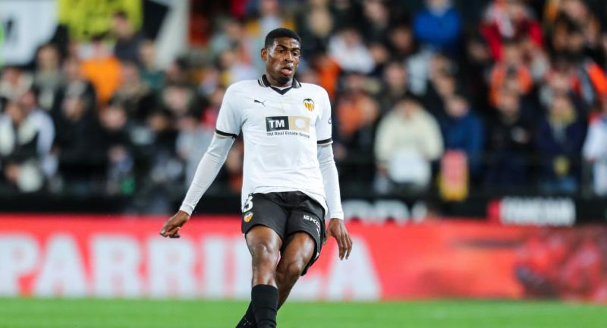 Cristhian Mosquera renueva con Valencia y aleja a la Premier League Cristhian Mosquera renueva con Valencia y aleja a la Premier League