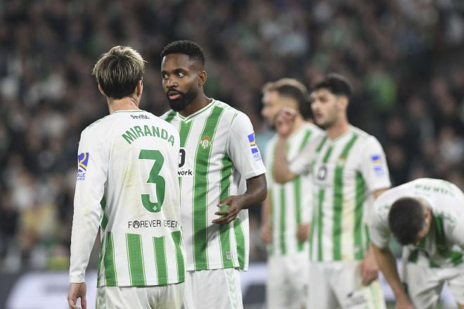 Cédric Bakambu titular en un once renovado del Real Betis