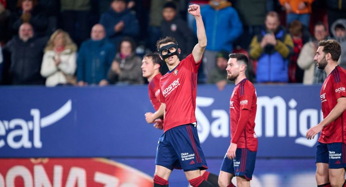 Un gol de Budimir asegura la permanencia de Osasuna en una noche de emociones