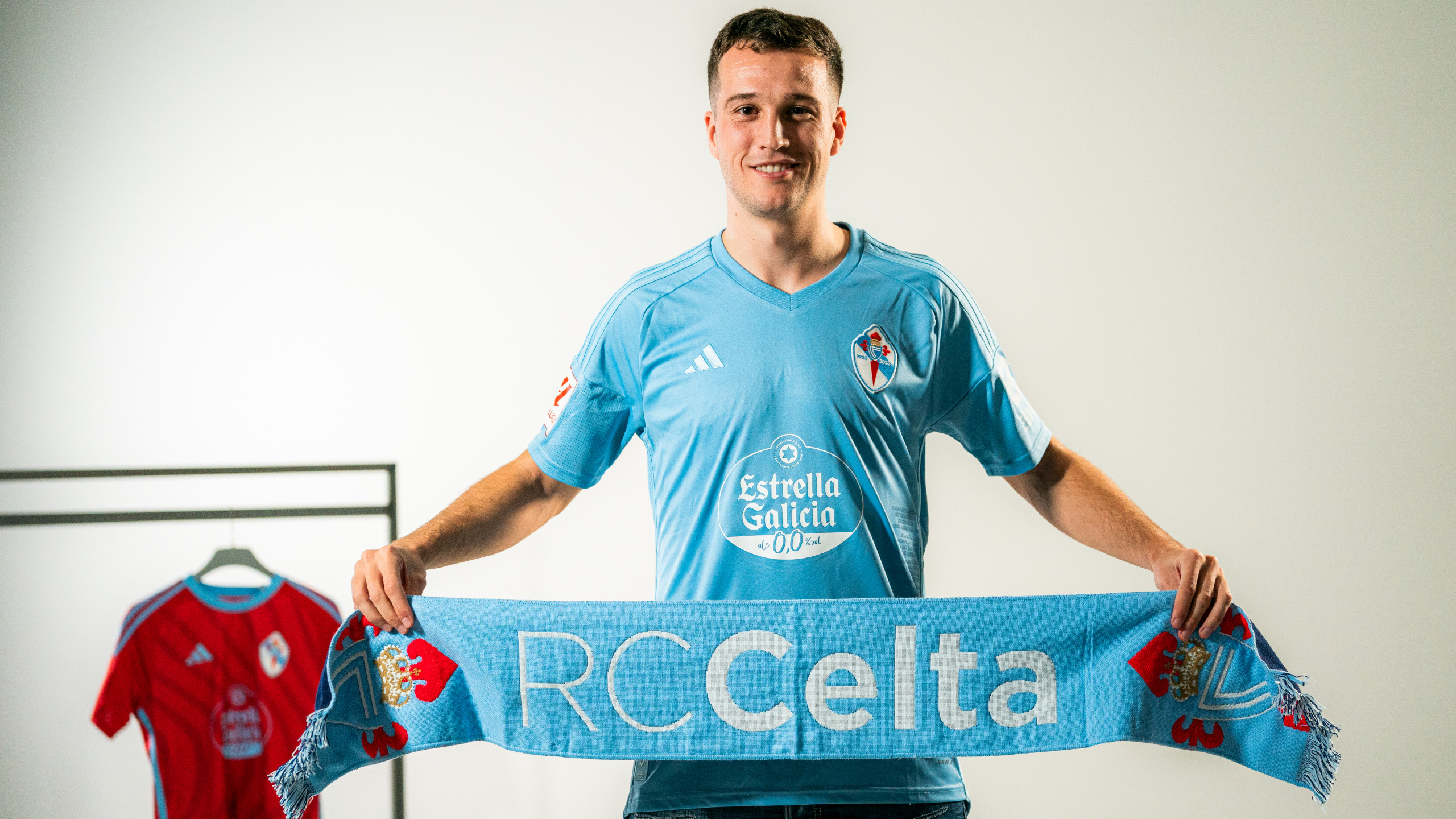 Javier Manquillo Refuerza la Defensa del Celta de Vigo: Oficialmente Presentado