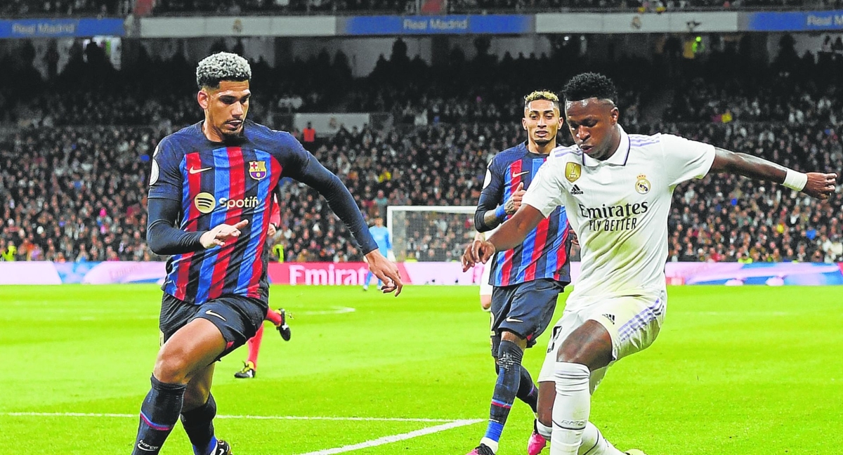 El Clásico se viste de gala: Real Madrid vs Barcelona, un enfrentamiento de titanes El Clásico se viste de gala: Real Madrid vs Barcelona, un enfrentamiento de titanes